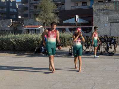 Non ci resta ora che attendere il �via�. Si parte dal nuoto. Vediamo quindi i sei mettersi cuffia e occhialini...